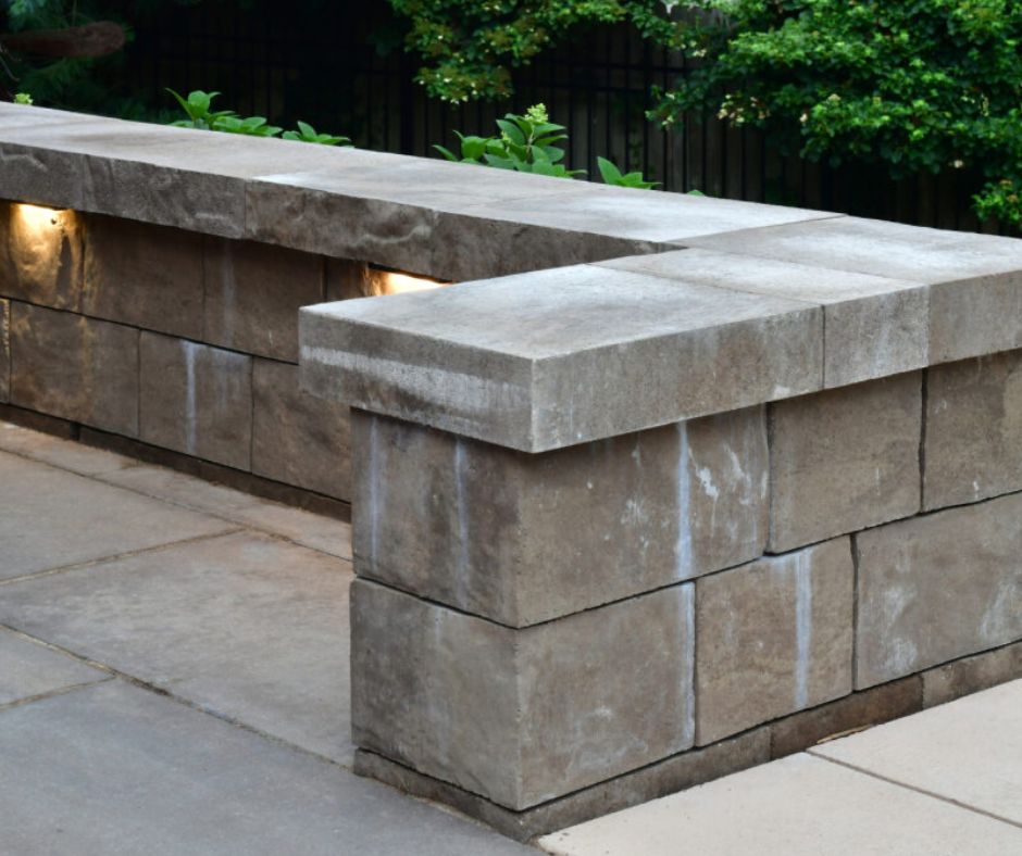 Custom Heinen Kansas City hardscape seat wall for patio.